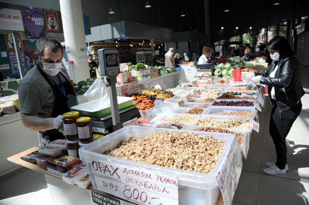 Спектакл на Палилулској пијаци: Купци и продавци уживали у опери (ФОТО/ВИДЕО)